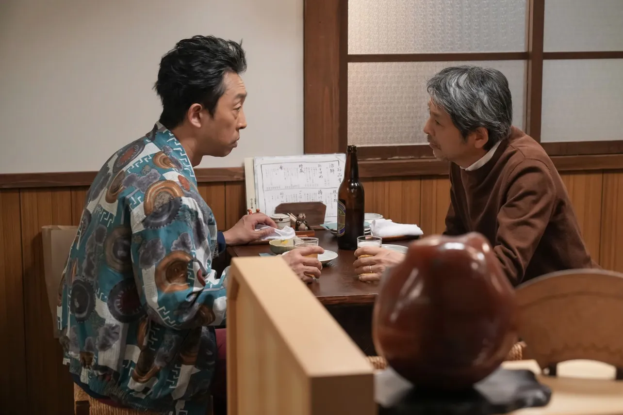 【写真】大阪の居酒屋で晩酌を楽しむ聖人(北村有起哉)＆孝雄(緒形直人)