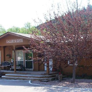 River Falls Lodging -Black Hills, South Dakota Villa Hot Springs Room photo