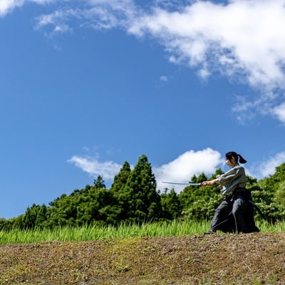 畔で抜刀する侍の写真