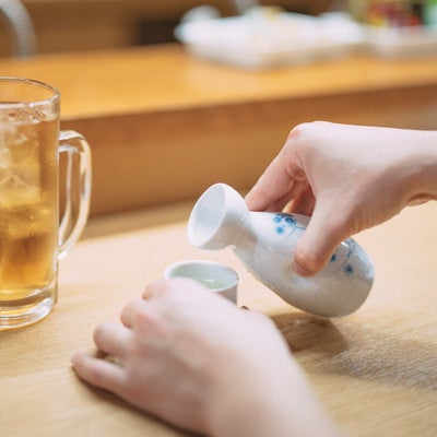 手酌で熱燗を飲むの写真