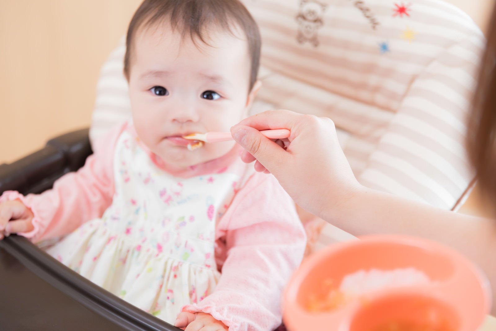 「離乳食をなかなか食べてくれない愛娘」の写真［モデル：めぐな］