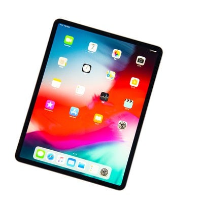 傾けたタブレット端末（12.9インチ iPad Pro 2018）のホーム画面の写真