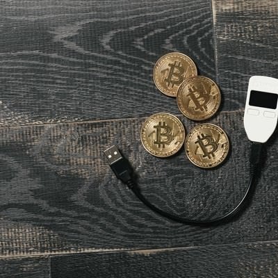 ビットコインとハードウェアウォレットの写真