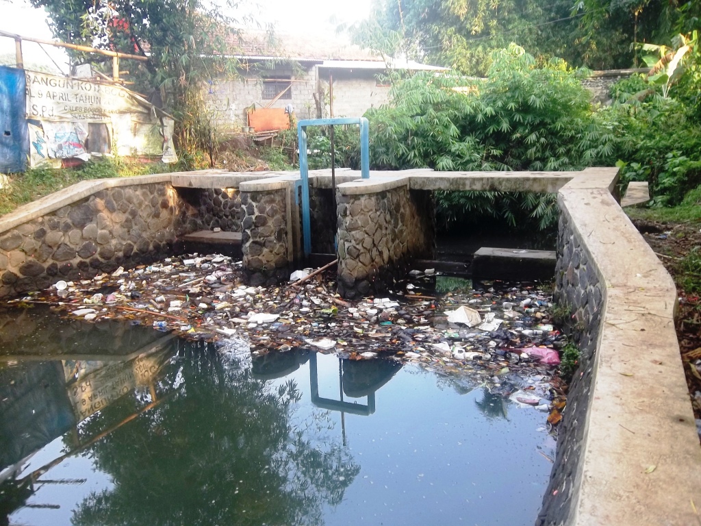 Sampah yang menumpuk di bendung