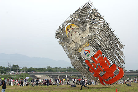 Festival Layangan Raksasa Yokaichi kaadegang saban sasih Juli ring Higashiomi, Shiga, Jepang.[17]