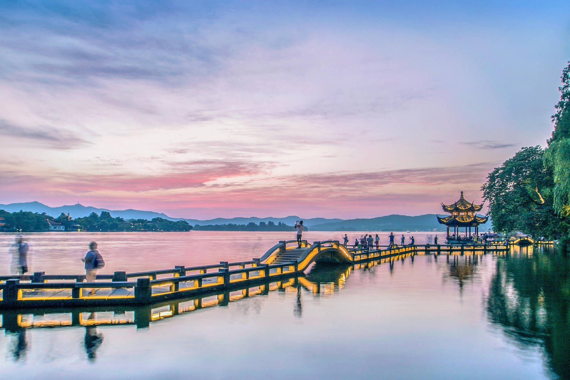 West Lake China (chinesisch: 西湖) Ist Ein Malerischer See In Der Chinesischen Stadt Hangzhou. Mit Seiner Atemberaubenden Natürlichen Schönheit Und Den Historischen Sehenswürdigkeiten Zieht Er Jährlich Tausende Von Besuchern An. Ein Bild Vom West Lake China Würde Sicherlich Ein Beeindruckendes Computer- Oder Handyhintergrundbild Abgeben. Wallpaper