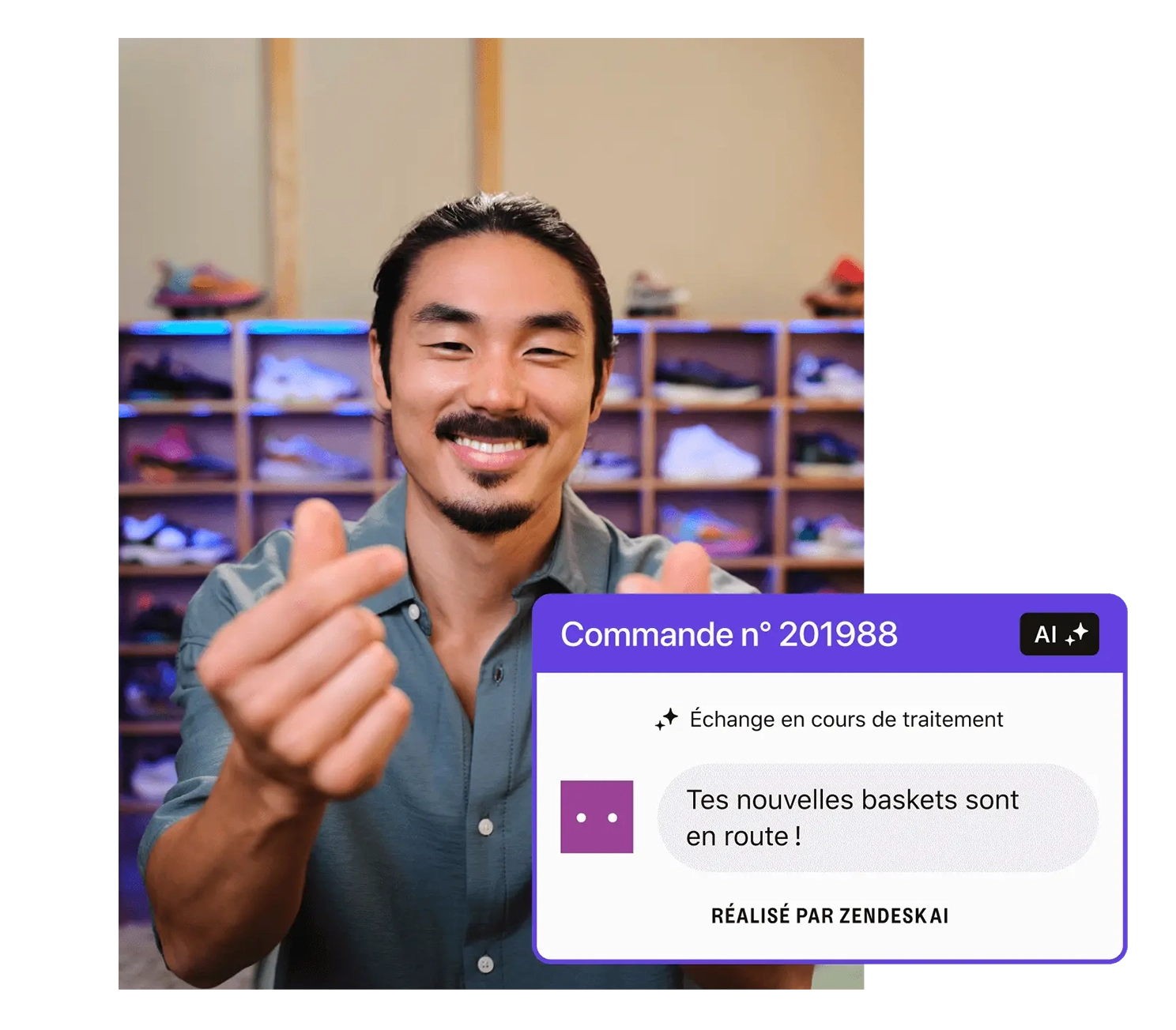 Un homme sourit et forme des cœurs avec ses doigts. Derrière lui se trouve une grande armoire remplie de baskets colorées. Une capture d’écran placée au-dessus de l’image affiche une interaction avec le service client. Un bot basé sur l’IA traite automatiquement le retour d’une paire de baskets.
