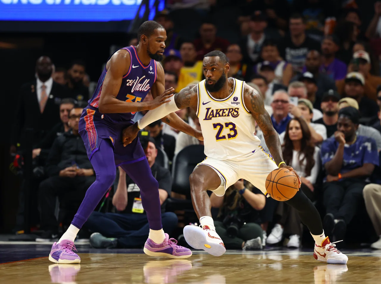 Los Angeles Lakers forward LeBron James (23) against Phoenix Suns forward Kevin Durant (35) at Footprint Center.