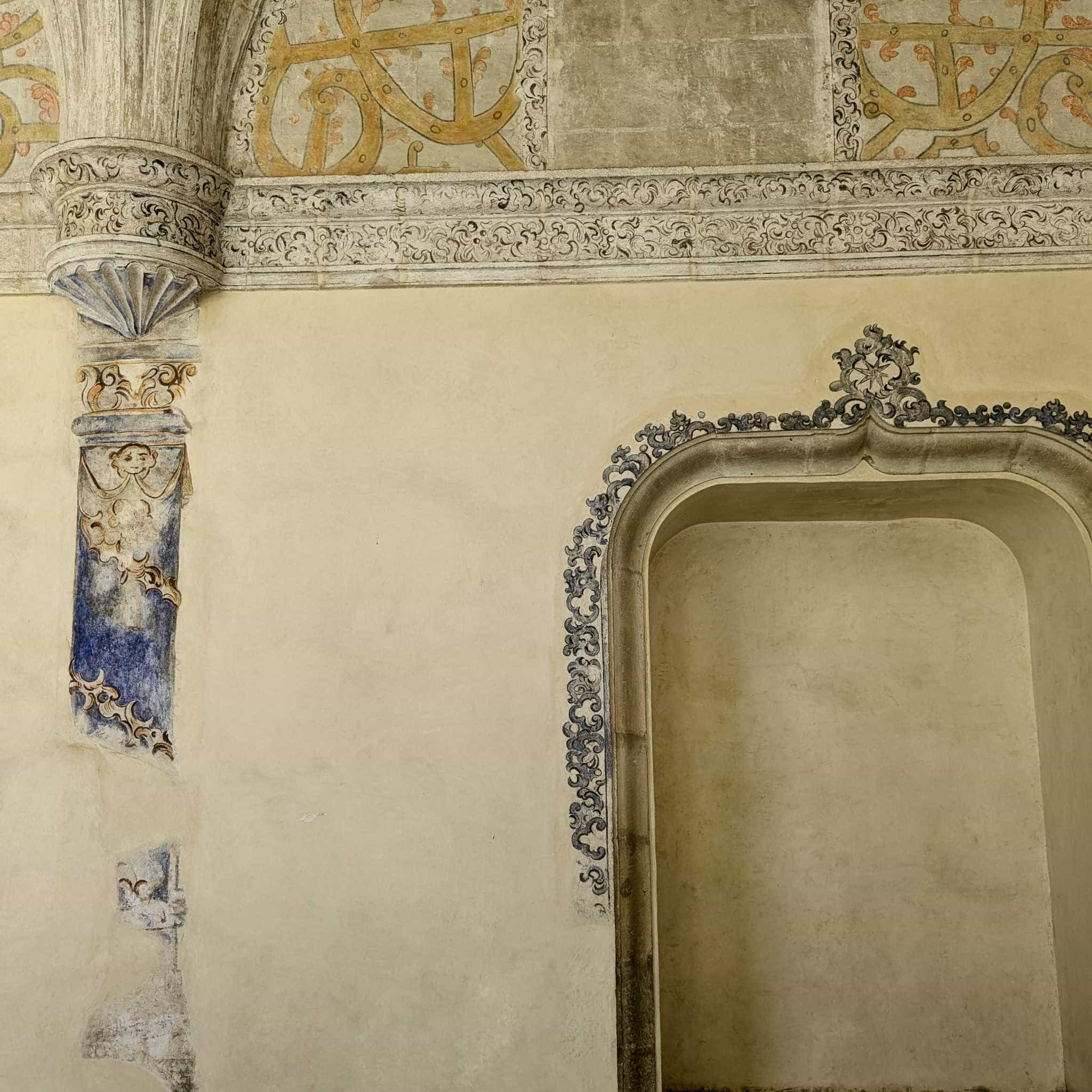 Flat, white wall with a column and decorative moldings painted.