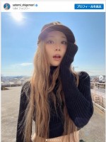 重盛さと美、へそ出しコーデの近影が美しい　※「重盛さと美」インスタグラム