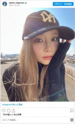 重盛さと美、へそ出しコーデの近影が美しい　※「重盛さと美」インスタグラム