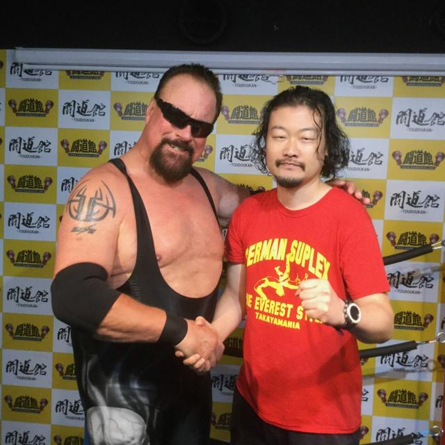 少年時代にあこがれたプロレスラーのスコット・ノートンと記念撮影=2019年8月29日、東京都豊島区、佐藤究さん提供