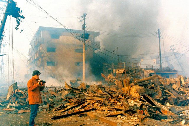 阪神・淡路大震災後、神戸市内の被災現場を8ミリビデオカメラで撮影した当時神戸市職員の松崎太亮さん=本人提供