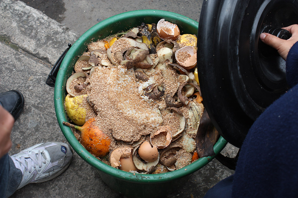 Making organic compost with EM