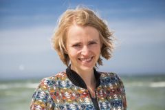 Sonja Oberbeckmann, im Hintergrund das Meer.