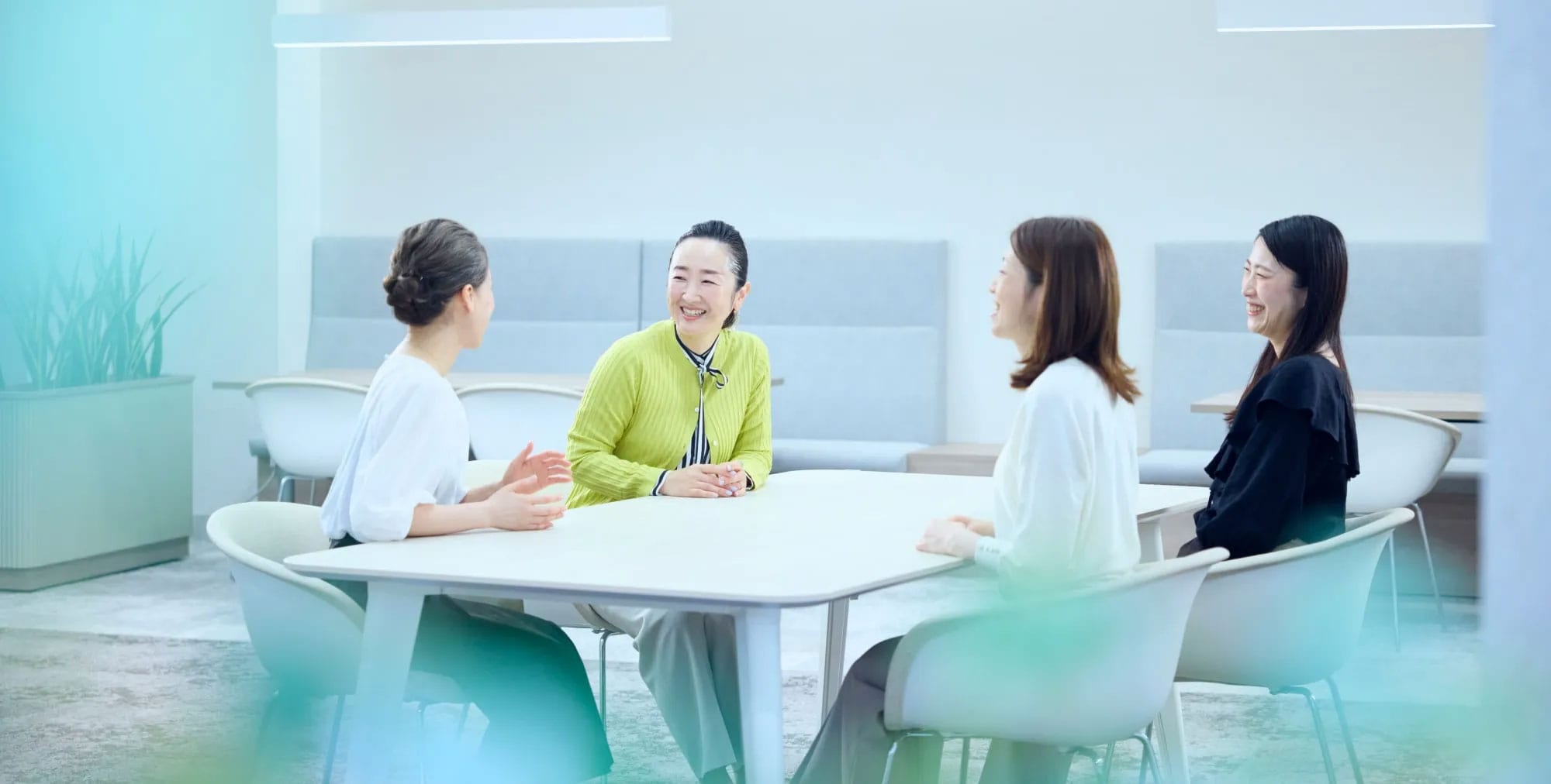 社員が会話している写真