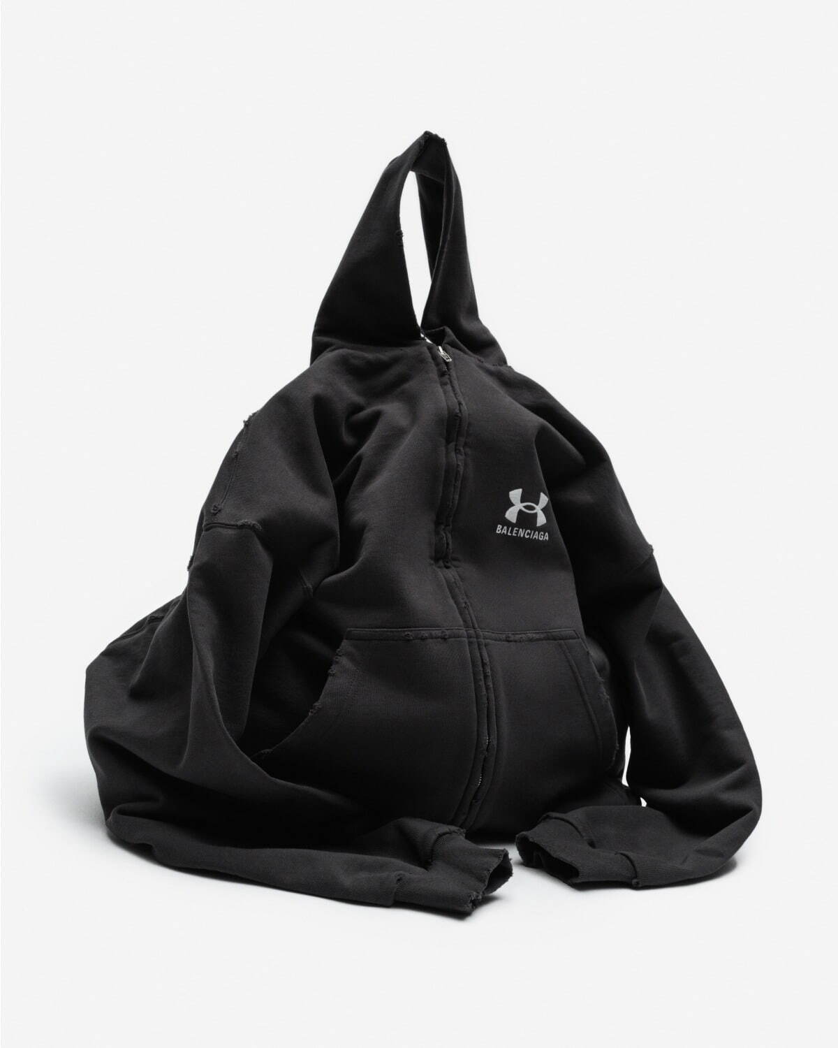 アンダーアーマー フーディ バッグ 547,800円
Courtesy of Balenciaga