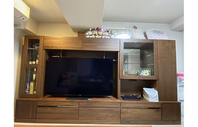 お酒のボトルなどが飾られた大川家具のテレビボードとキャビネット(ルームズ大正堂大桟橋展示会)