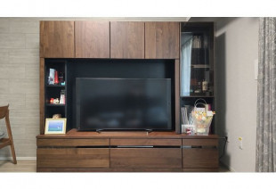 お花を飾った大川家具の壁面収納型テレビボード(リビングハウス堀江店)