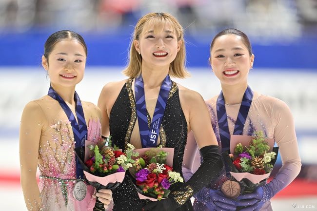 全日本フィギュア女子で４年連続５度目の優勝を果たした坂本花織（中央）。左は２位の島田麻央、右は３位の樋口新葉＝2024…