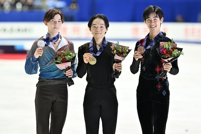 フィギュアスケートの全日本選手権男子で初優勝した鍵山優真（中央）。左は２位の中田璃士、右は３位の壺井達也＝2024年1…