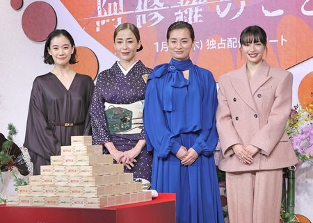 Ｎｅｔｆｌｉｘシリーズ「阿修羅のごとく」の完成報告会で撮影に臨む（左から）蒼井優、宮沢りえ、尾野真千子、広瀬すず＝２日、東京