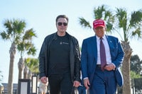 トランプ次期米大統領（右）と実業家イーロン・マスク氏＝１１月１９日、南部テキサス州ブラウンズビル（ＡＦＰ時事）