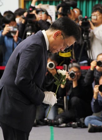 ３０日、韓国南西部全羅南道務安の体育館で献花する崔相穆・経済副首相兼企画財政相