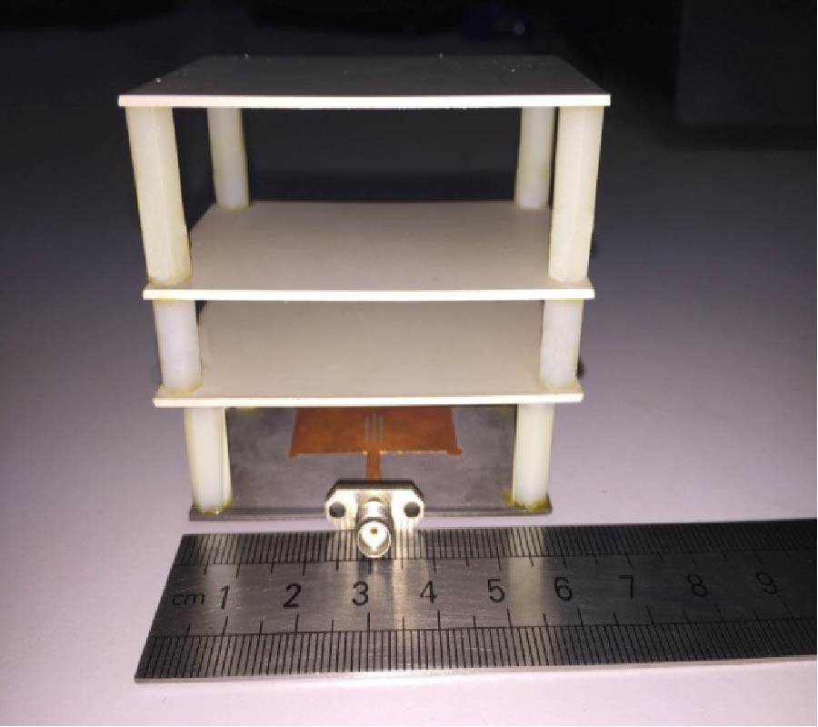 LOW SIDE LOBE LEVEL MULTILAYER ANTENNA FOR WIRELESS APPLICATIONS