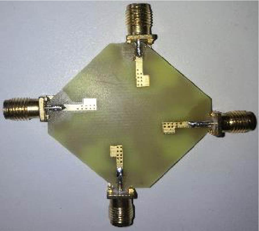 QUAD-PORT MINIATURIZED ULTRA-WIDEBAND MIMO ANTENNA WITH METAL VIAS