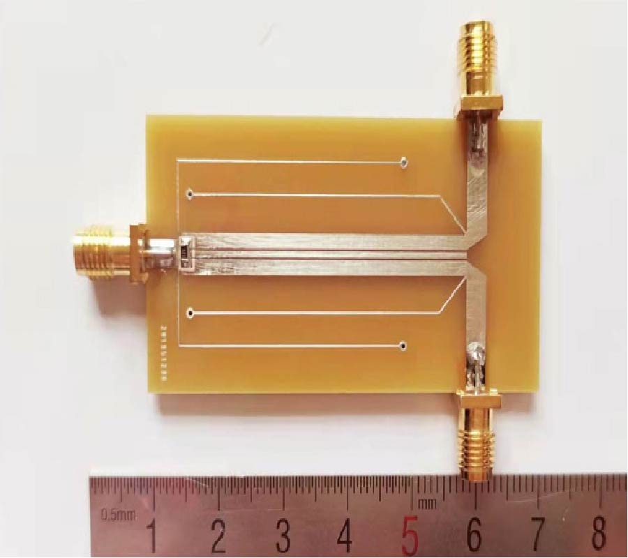 COMPACT WIDEBAND POWER DIVIDER BASED ON UNEQUAL-WIDTH THREE-COUPLED-LINES