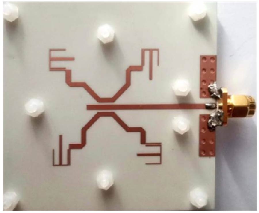 Circularly Polarized Antenna Array Using Filtering Phase Shifting Theory