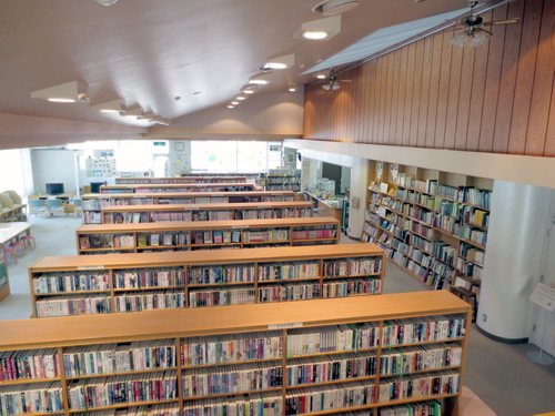 徳地図書館内部