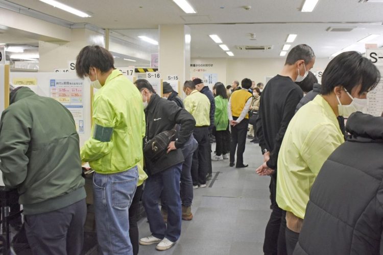 国民の負担ばかりが増えている（確定申告が始まり混雑する品川税務署。写真／共同通信社）