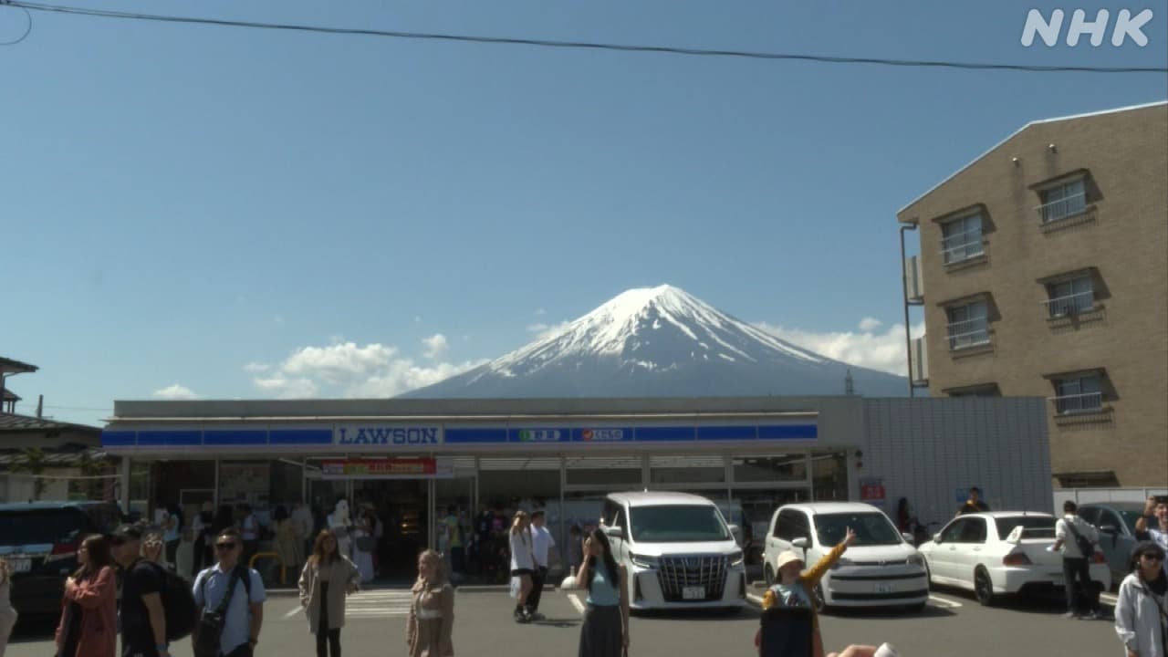 河口湖 水位低下で六角堂へ陸続き 富士山撮影スポットには黒幕 富士河口湖町が苦渋の決断