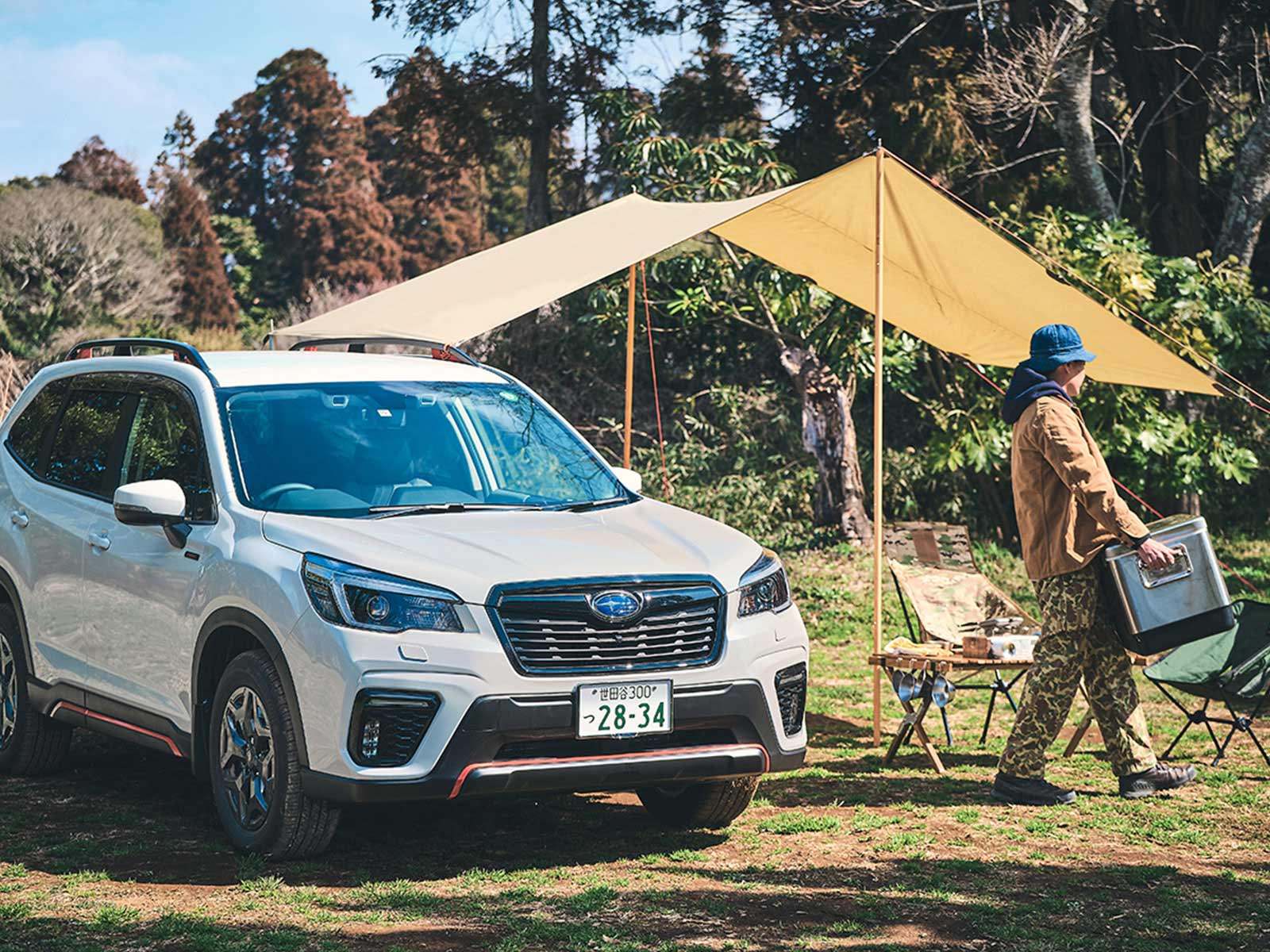 キャンプサイトに映えるアウトドアギアのSUBARUフォレスター