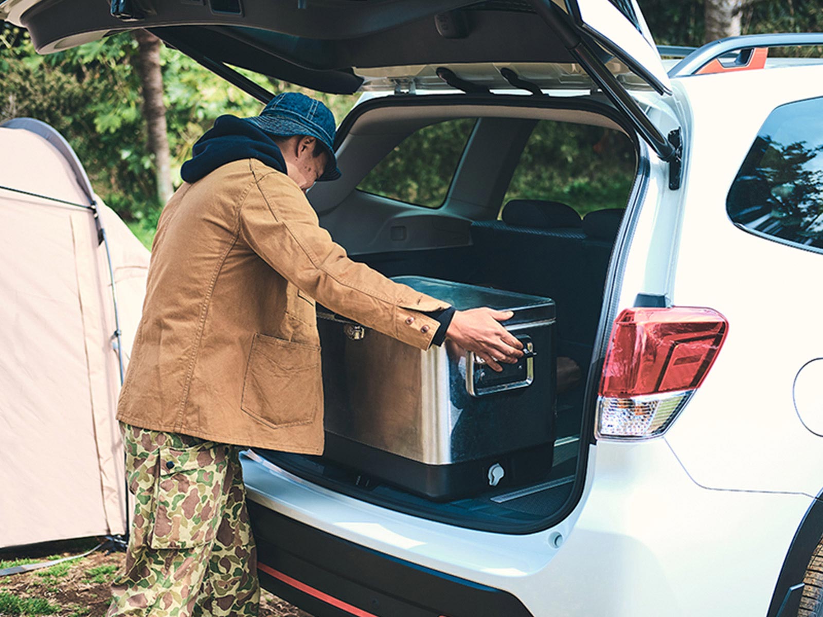 大きなキャンプ道具も積み込みやすいSUBARUフォレスターのカーゴルーム