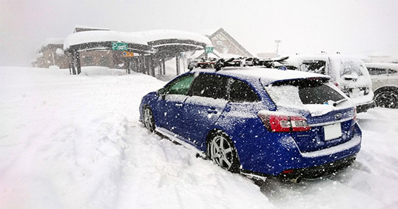 雪道をスタックせずに進むSUBARUレヴォーグ