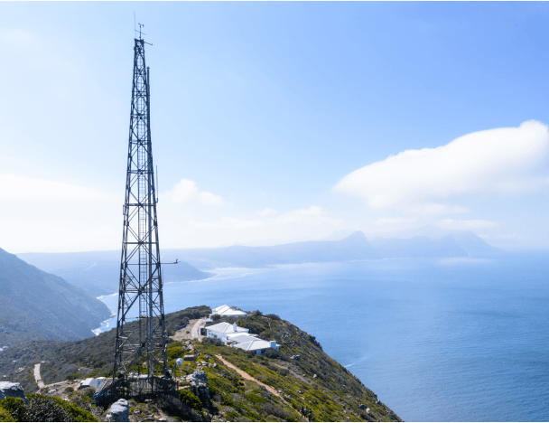 Torre di ricezione cellulare su una collina