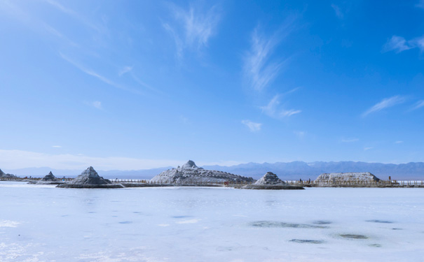 重庆到青海湖旅游_青海湖+茶卡盐湖+塔尔寺去卧回飞四日旅游[重庆到青海旅游]<重庆到青海湖旅游线路，重庆成团，全程0自费，1晚青海湖畔住宿，赠送互助土族风情园，青海湖+茶卡盐湖！>