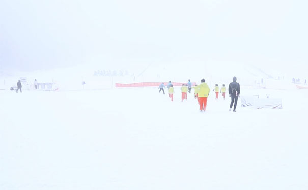 重庆到丰都旅游_(纯玩冰雪游)重庆武隆仙女山+丰都南天湖二日旅游团<2024年纯玩冰雪重庆二日游，游武隆仙女山+丰都南天湖，纯玩0购物0自费，商务舱大巴出游，双冰雪景点游，赏雪、戏雪、滑雪！>