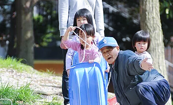 写真：順番にソリ遊び