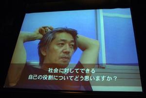 ビデオとニューヨークから電話出演した坂本龍一氏