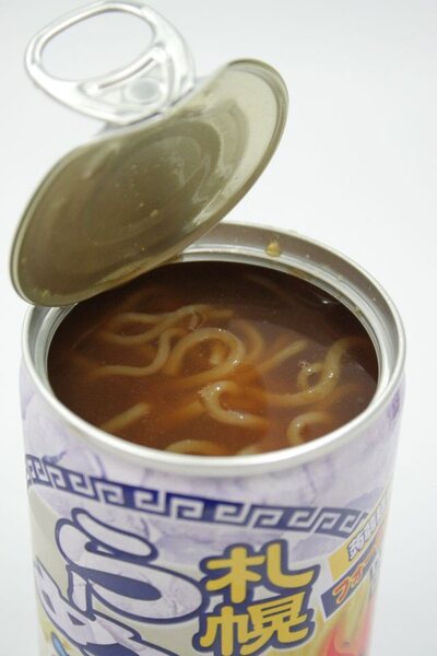 缶を開ける