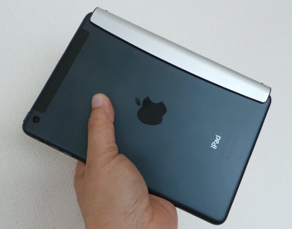 片手でも楽々！　たった555gのなんちゃって“iPad mini Air”!!