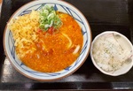 ご飯がついて完成形。丸亀製麺「トマたまカレーうどん」はめちゃニンニク系だった