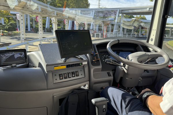 試験車両の運転席