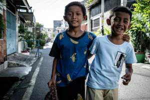 Boy wearing T-shirt with bananas