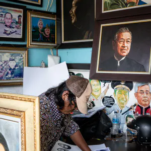 Man painting in a small gallery