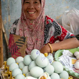 Woman selling boiled eggs in Kanoman market